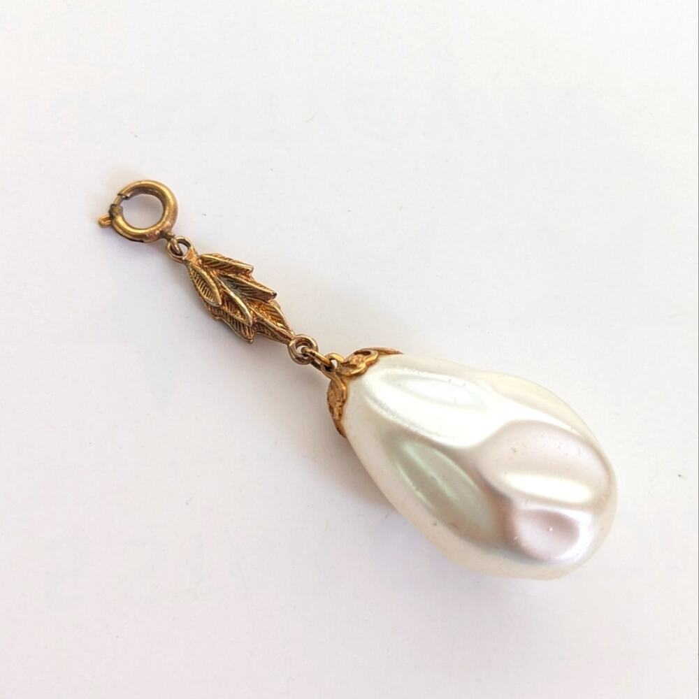 Vintage Gold Tone Faux Pearl Floral Ornate Spring Ring Charm Necklace Pendant